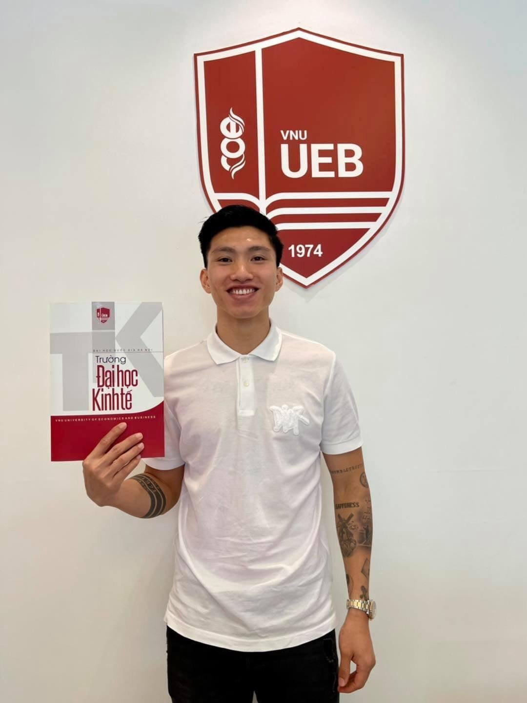 Mới đây nhất, Đoàn Văn Hậu trở thành tân sinh viên của Đại học Quốc gia Hà Nội chuyên ngành Kinh tế hệ chính quy đào tạo từ xa. Thông tin này được người hâm mộ đặc biệt quan tâm.