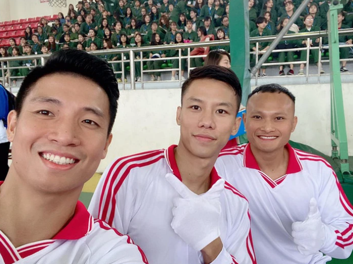 Nhờ đạt được thành tích thi đấu xuất sắc trong nước cũng như quốc tế, ba tuyển thủ quốc gia là Bùi Tiến Dũng, Quế Ngọc Hải và Nguyễn Trọng Hoàng đã được tuyển thẳng, từ đó chính thức trở thành sinh viên khóa 53 của trường.