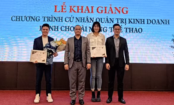 Trước Đoàn Văn Hậu, nhiều cầu thủ tuyển Quốc gia đã trở thành sinh viên tại nhiều trường Đại học khác nhau. Quang Hải cũng từng ghi danh vào khoa Kinh tế của ngôi trường này.