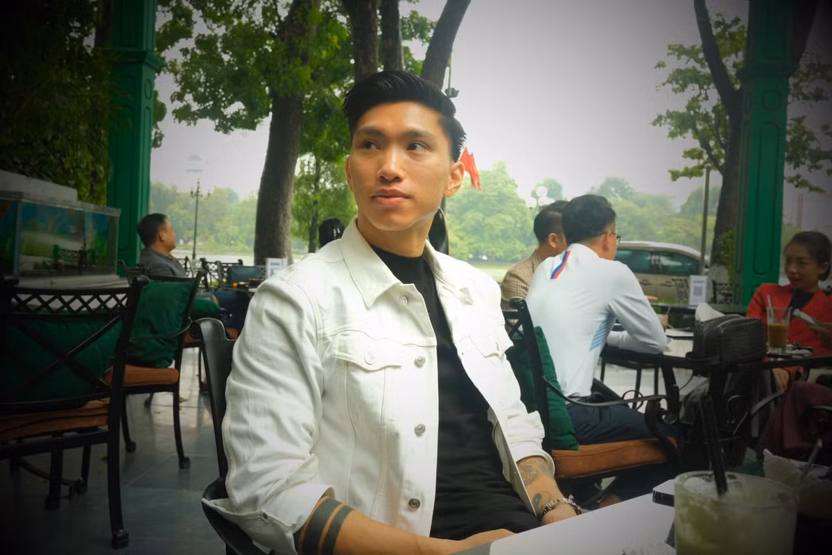 Trên trang chủ của trường đã vui mừng đăng tài hình ảnh cầu thủ Đoàn Văn Hậu tạo dáng với logo của trường và bìa cứng mang thương hiệu khoa Kinh tế.