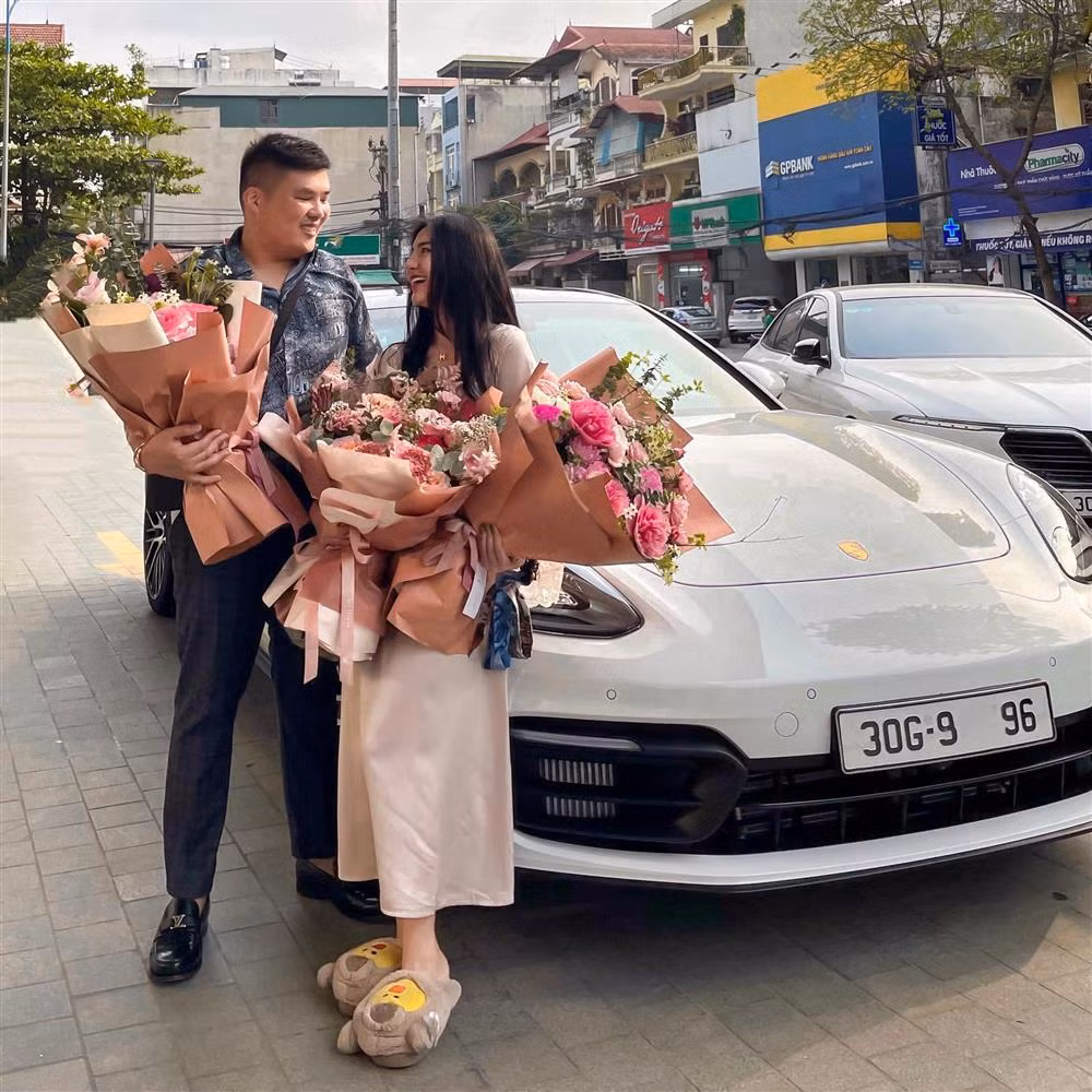 Thời gian gần đây, cư dân mạng đặc biệt quan tâm đến nàng hot girl số hưởng được bạn trai tặng siêu xe Porsche Panamera 5 tỷ làm quà cưới. Sự việc đã xảy ra từ lâu thế nhưng nay bất ngờ được đăng tải lại và trở thành đề bài bàn tán.