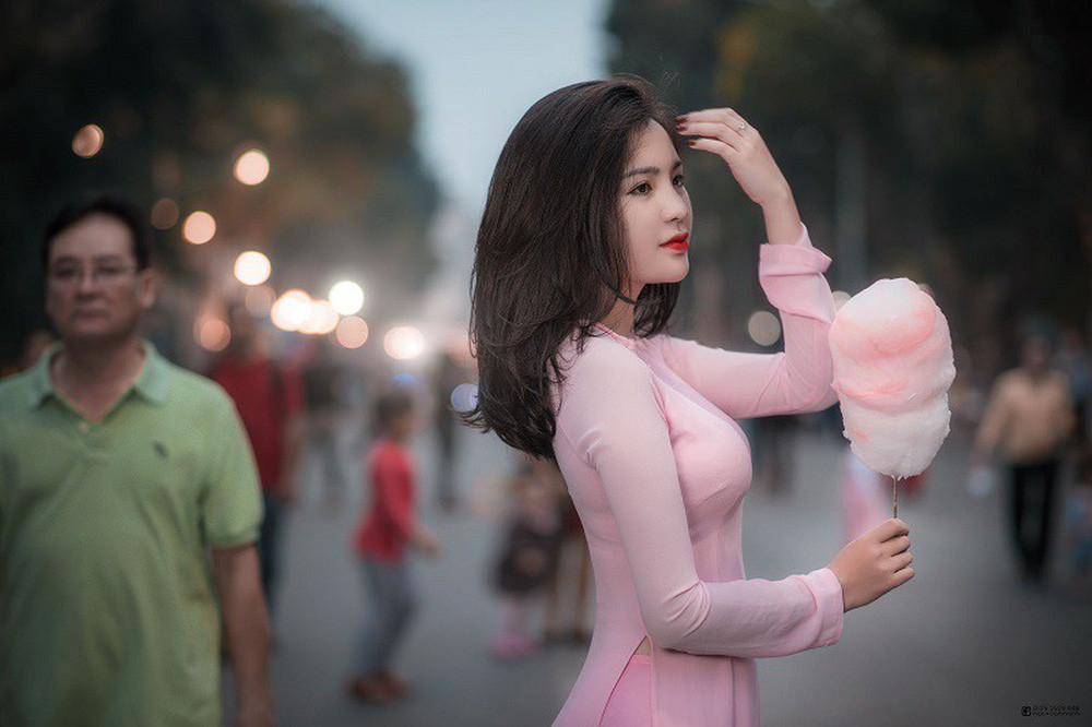 Trên trang cá nhân của mình, Thùy Dương thi thoảng đăng tải hình ảnh ngồi tạo dáng bên loạt hàng hiệu đắt đỏ, chứng minh cuộc sống sung túc sau khi lấy chồng.