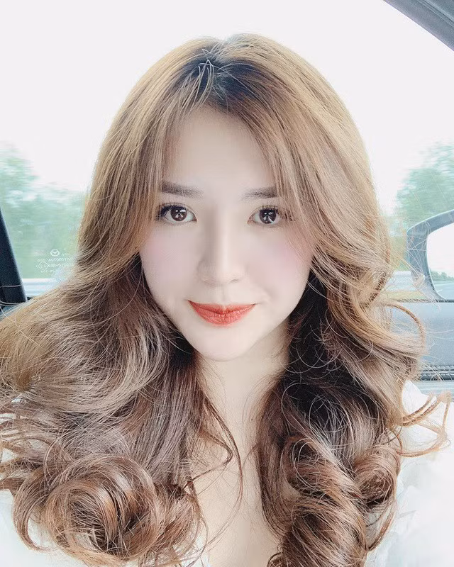 Sở hữu ngoại hình xinh đẹp, Thùy Dương còn tự làm người mẫu, vừa bán các sản phẩm của mình. Ảnh: Tổng hợp