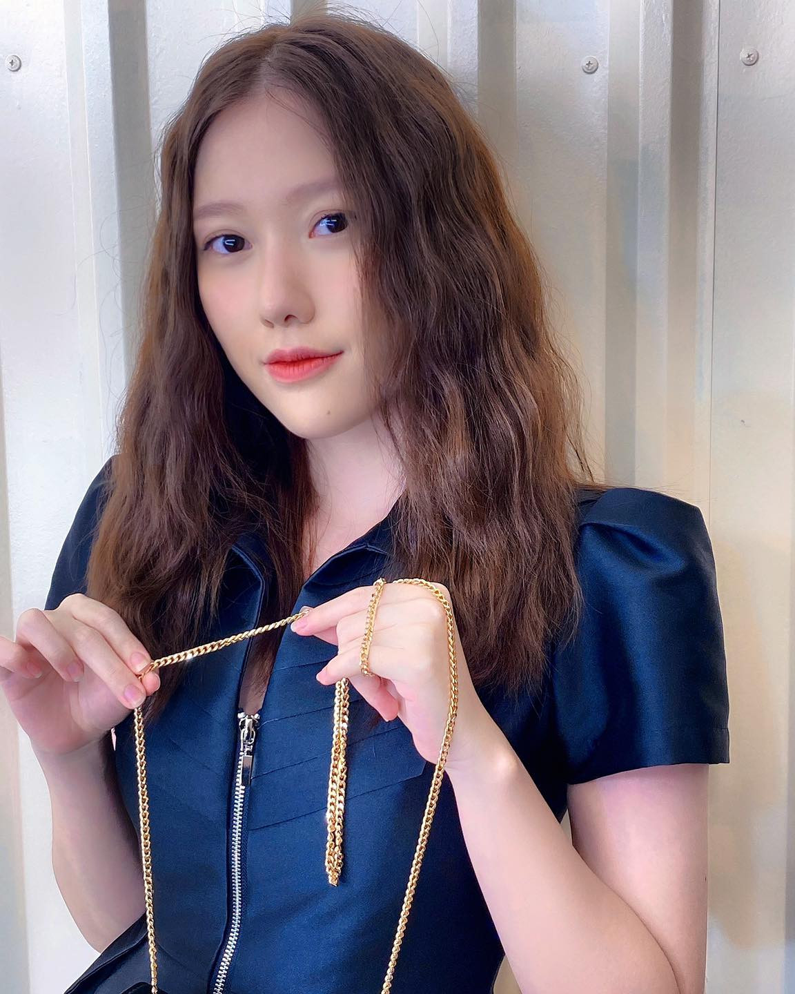 Nàng hot girl 9x trang điểm giống các thần tượng Hàn Quốc, gương mặt chuẩn v-line.