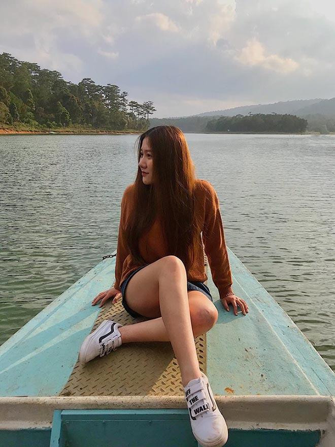 Trên trang cá nhân, Huỳnh Ân chia sẻ nhiều bức ảnh khoe nhan sắc trẻ trung, đúng lứa tuổi.