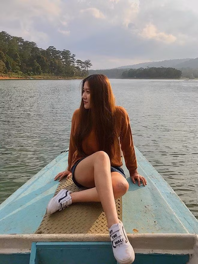 Trên trang cá nhân, Huỳnh Ân chia sẻ nhiều bức ảnh khoe nhan sắc trẻ trung, đúng lứa tuổi.