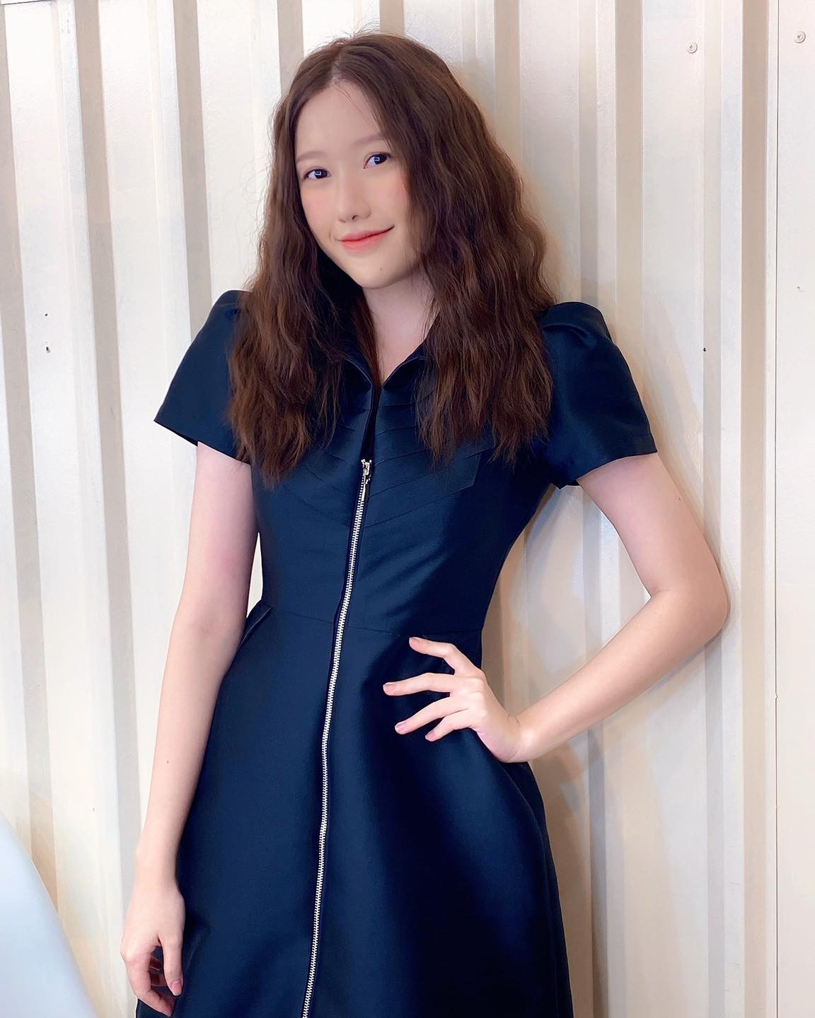 Với cách make-up nhè nhàng, ngọt ngào cùng mái tóc xoăn bồng bềnh, ai cũng phải ngợi khen Huỳnh Ân.