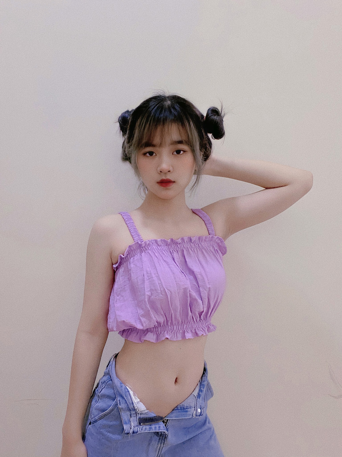 Nổi tiếng trên mạng xã hội giúp công việc của cô trở nên thuận lợi hơn nhưng cũng mang đến không ít phiền phức.