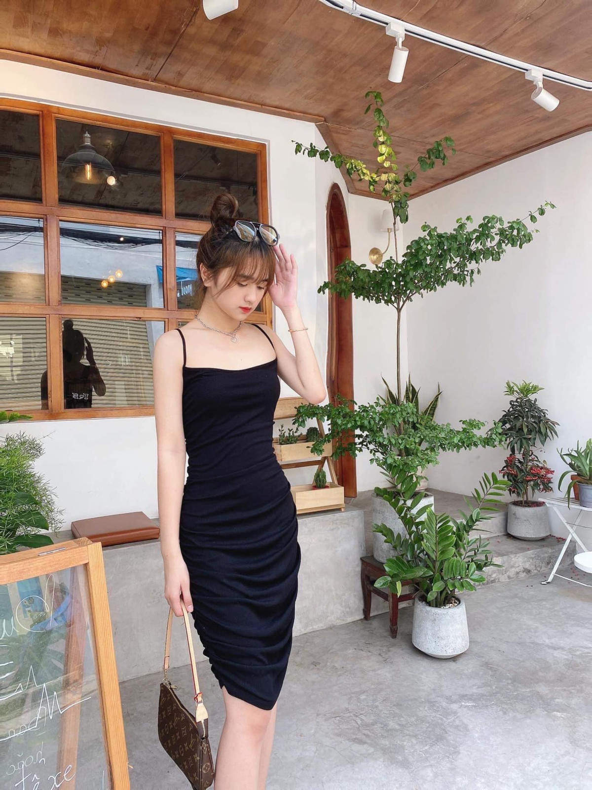 Hot girl này gây ấn tượng với người đối diện bởi gương mặt khả ái, xinh xắn.