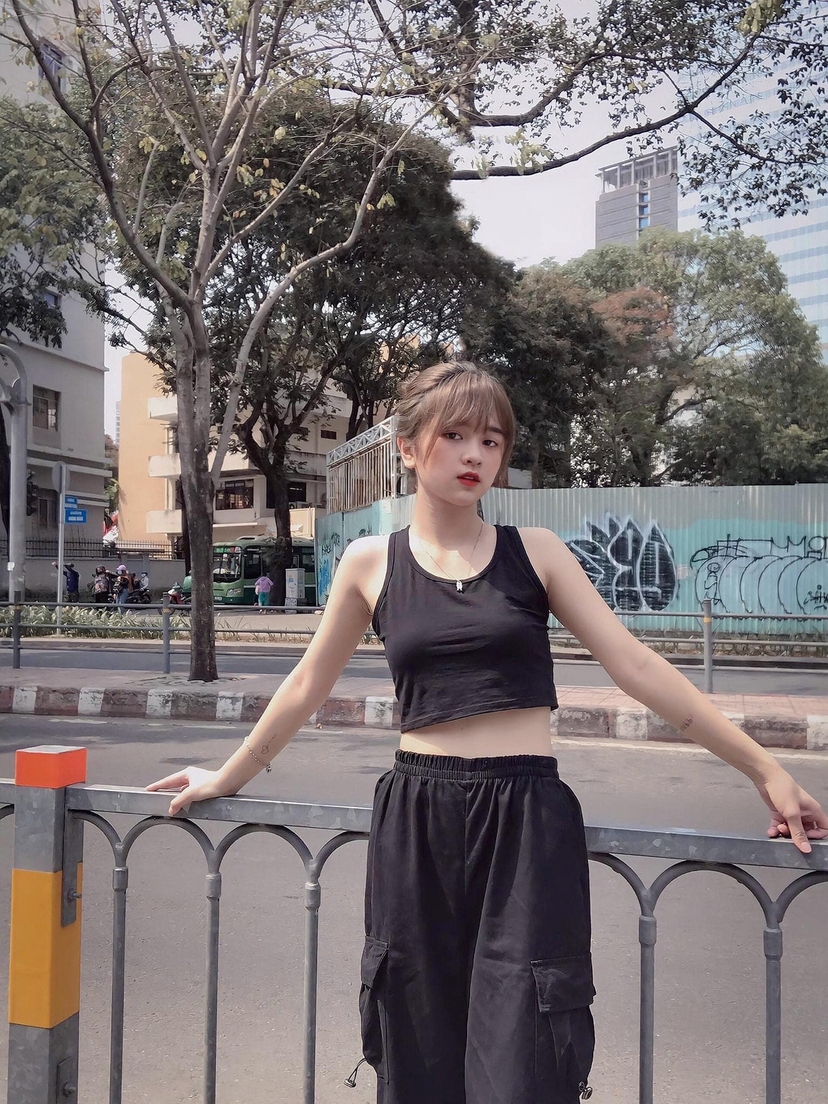 Phong cách đời thường của Diệp có sự biến đổi theo từng hoàn cảnh, đặc biệt màu tóc được cô nàng thay đổi nhiều để làm mới bản thân.