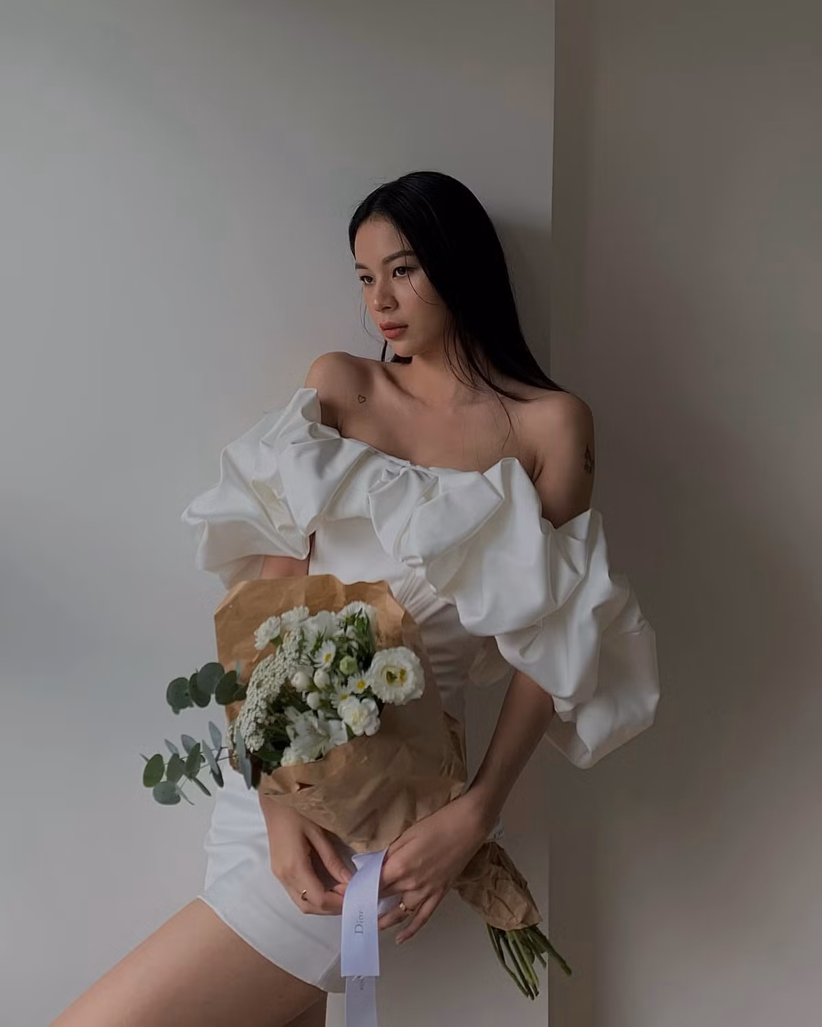 Tuy nhiên, điều đáng tiếc là MV Cánh bướm dối gian đã phải nhận hơn 28.000 lượt dislike, nhiều khán giả để lại bình luận khuyên Phí Phương Anh tập trung vào nghề người mẫu thay vì ca hát. Ảnh: Tổng hợp