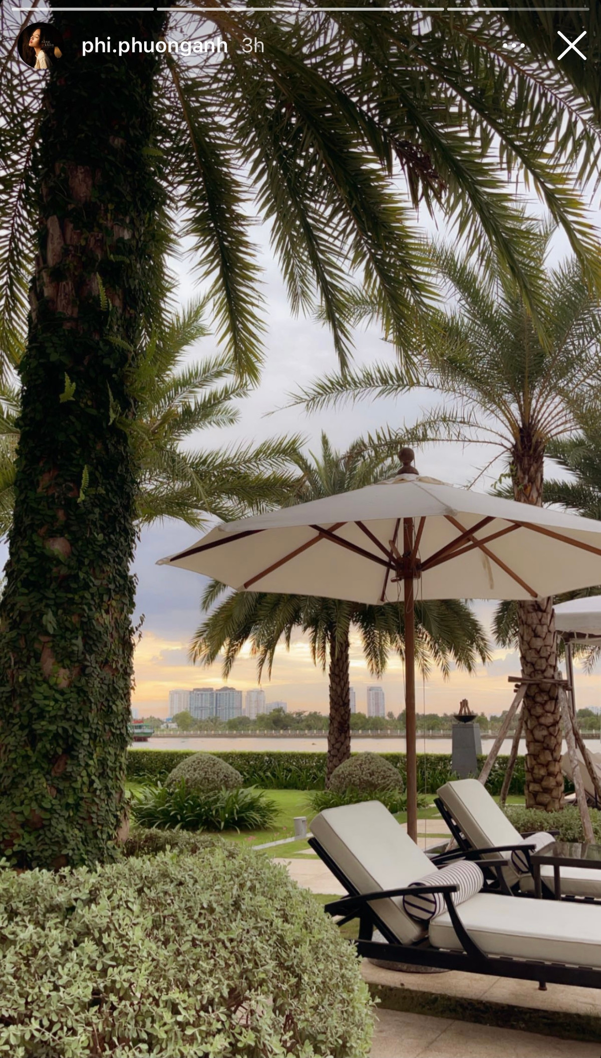 Bên cạnh khoe nhan sắc, Phí Phương Anh và bạn trai còn lộ việc đăng ảnh ở cùng một địa điểm. Địa điểm lần này là một resort chưa rõ ở đâu, chỉ biết trông rất sang chảnh.