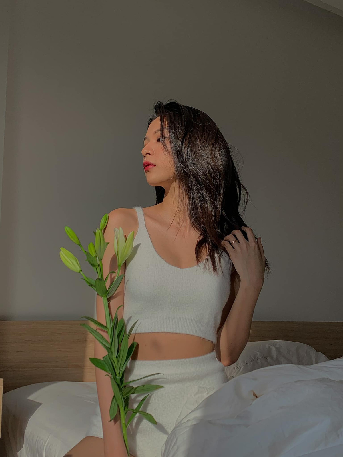 Phí Phương Anh là cựu sinh viên của trường Học Viện Công Nghệ Bưu Chính Viễn Thông. Trên trang cá nhân, cô nàng thu hút lượng fan ấn tượng với những bức hình đẹp trong trang phục táo bạo.