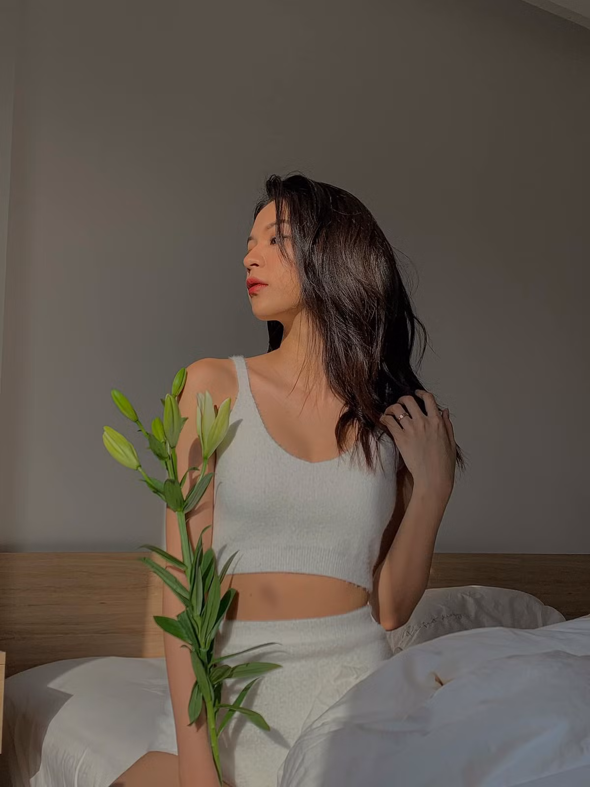 Phí Phương Anh là cựu sinh viên của trường Học Viện Công Nghệ Bưu Chính Viễn Thông. Trên trang cá nhân, cô nàng thu hút lượng fan ấn tượng với những bức hình đẹp trong trang phục táo bạo.