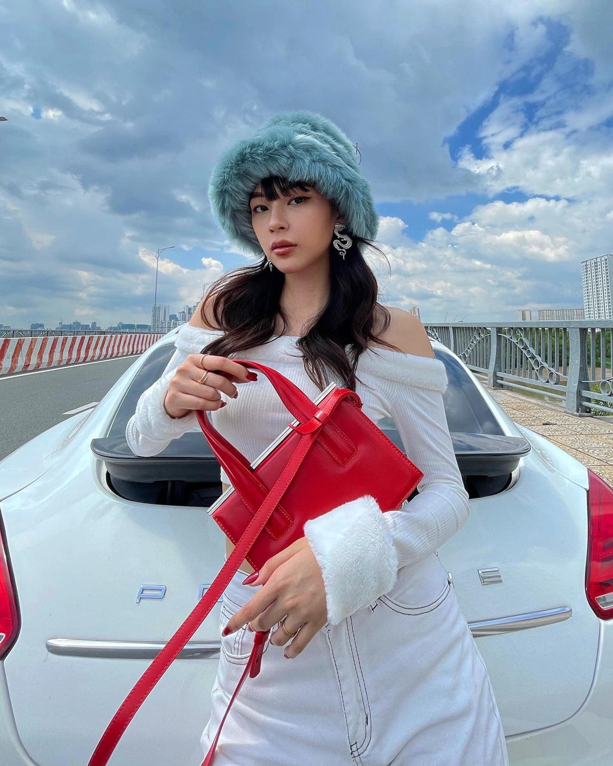 Theo cư dân mạng, cứ đà này mọi người sẽ được chứng kiến cảnh Phí Phương Anh và bạn trai thiếu gia không ngần ngại khoe ảnh hạnh phúc bên nhau để thiên hạ cùng mừng.