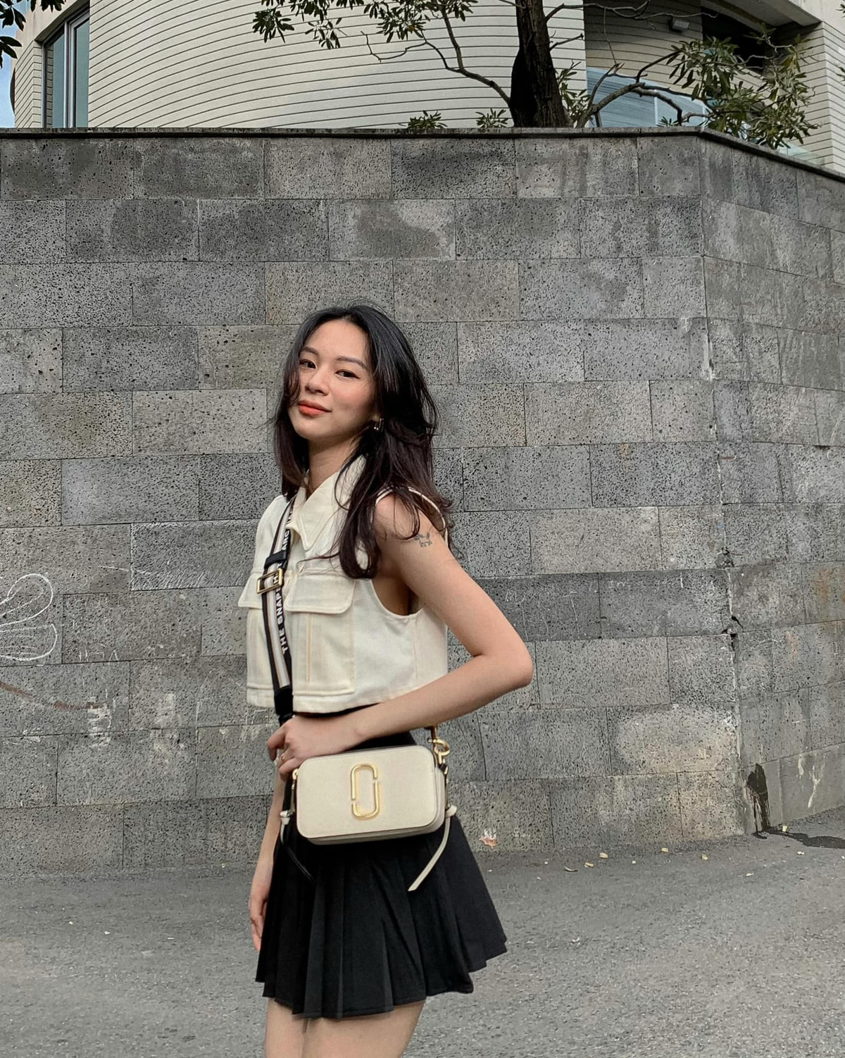 Bên cạnh sự nghiệp âm nhạc không mấy thành công, Phí Phương Anh còn gây chú ý vì mối quan hệ với bạn trai tên Đ.M.Q.