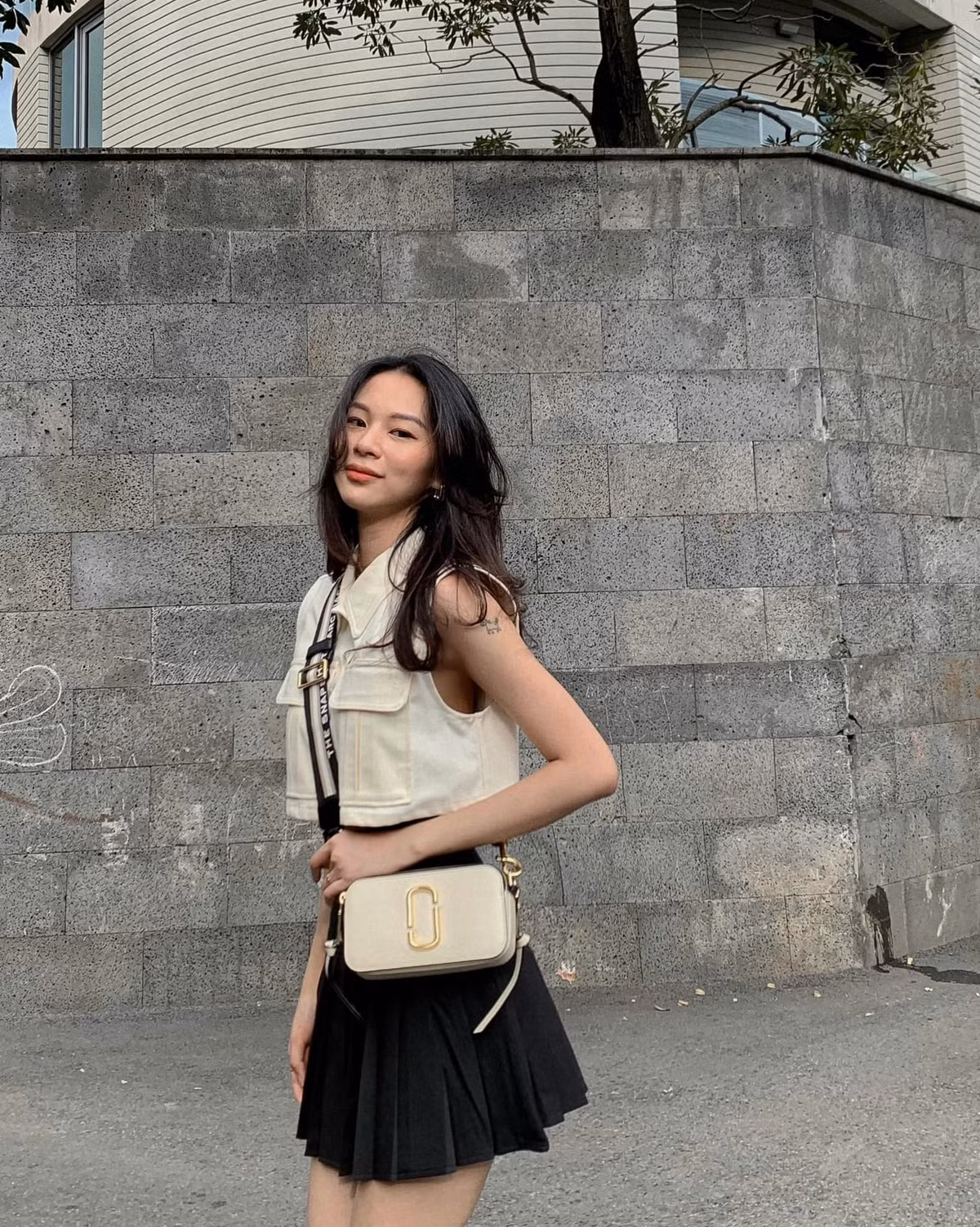 Bên cạnh sự nghiệp âm nhạc không mấy thành công, Phí Phương Anh còn gây chú ý vì mối quan hệ với bạn trai tên Đ.M.Q.