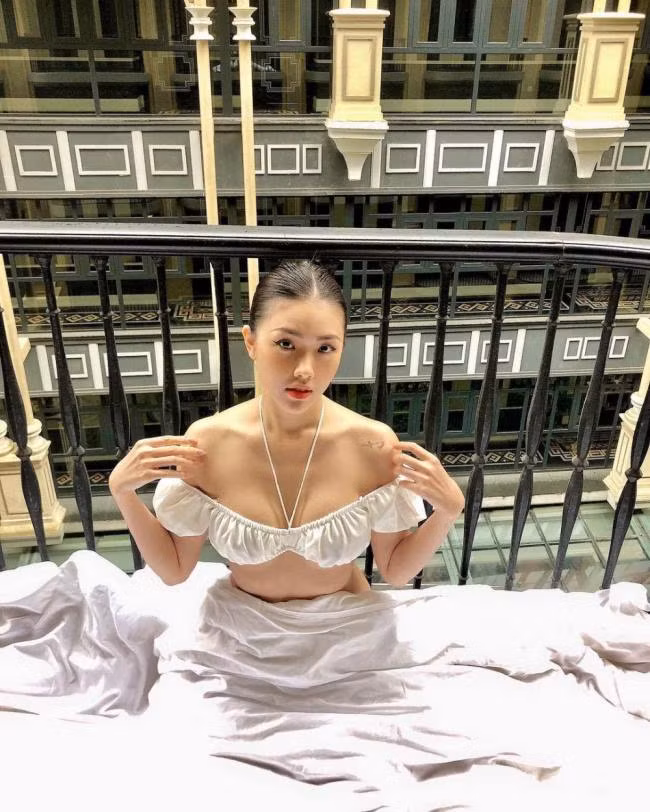 Kim My có chiều cao 1m68 với số đo lần lượt là 86 - 64 - 90 cm. Bởi vậy, cô có thể mặc đẹp hầu hết các loại trang phục.