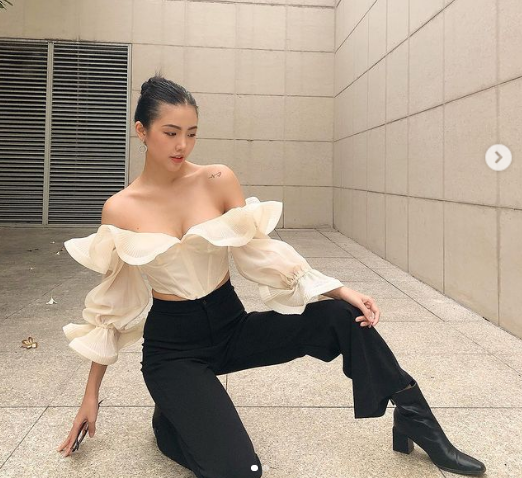 Kim My là tiếp viên hàng không khoang thương gia của hãng hàng không quốc gia. Cô từng theo học Đại học Kinh tế Tài chính TP Hồ Chí Minh.