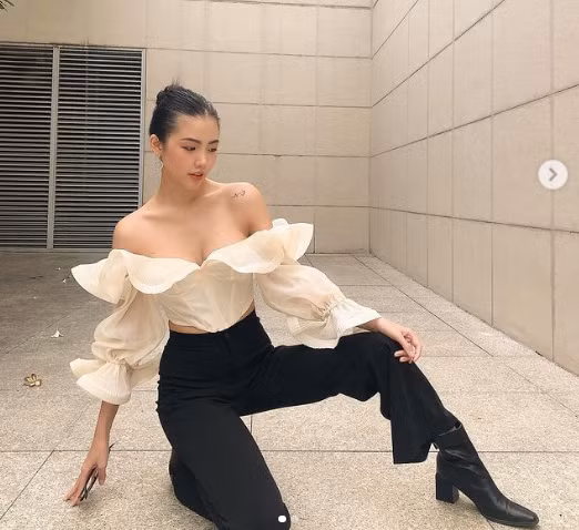 Kim My là tiếp viên hàng không khoang thương gia của hãng hàng không quốc gia. Cô từng theo học Đại học Kinh tế Tài chính TP Hồ Chí Minh.