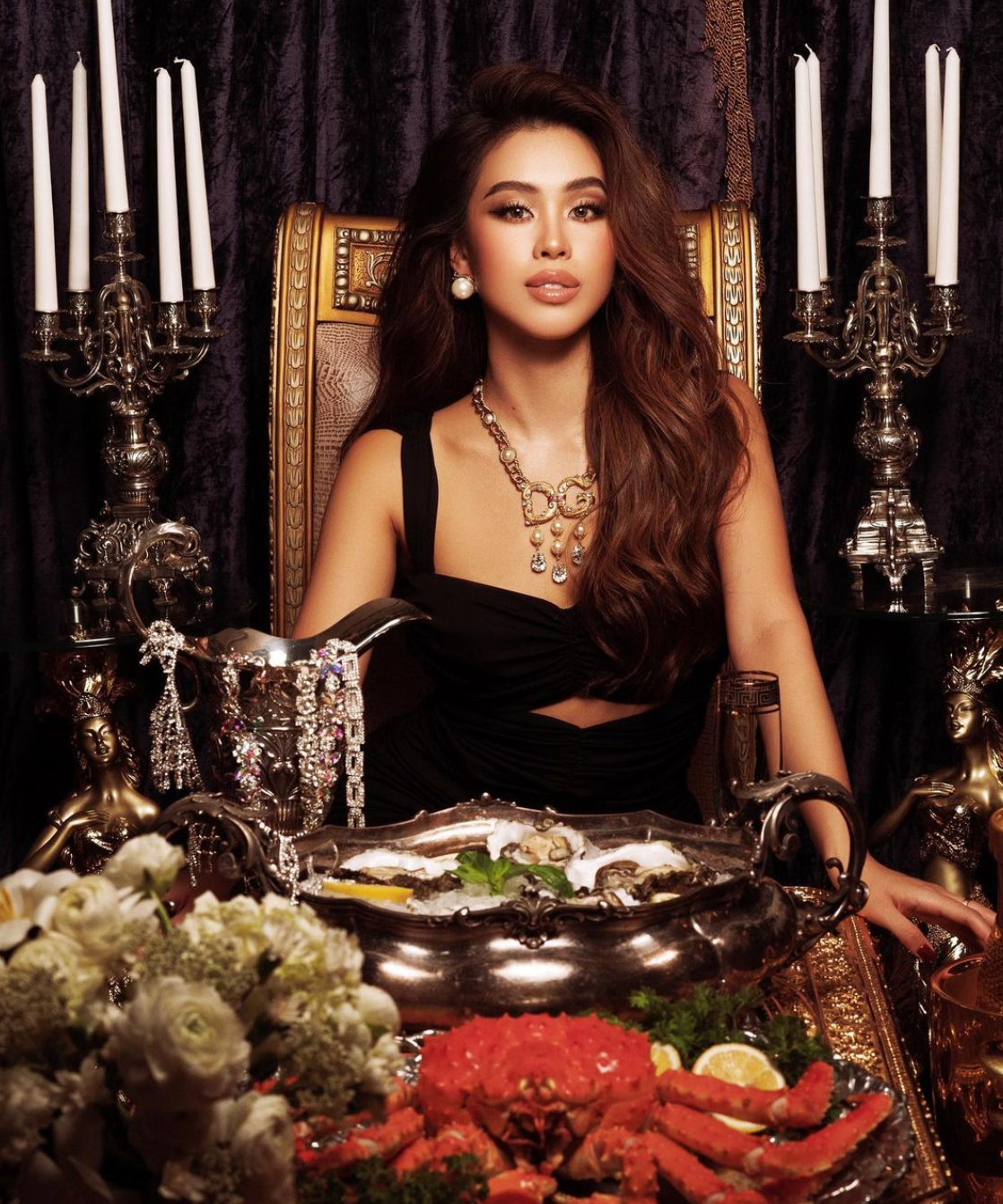 .Cô cũng có cơ hội hội ngộ với những người bạn cũ, tham gia các bữa tiệc sang trọng, hẹn hò ăn uống từ sáng tới tối.