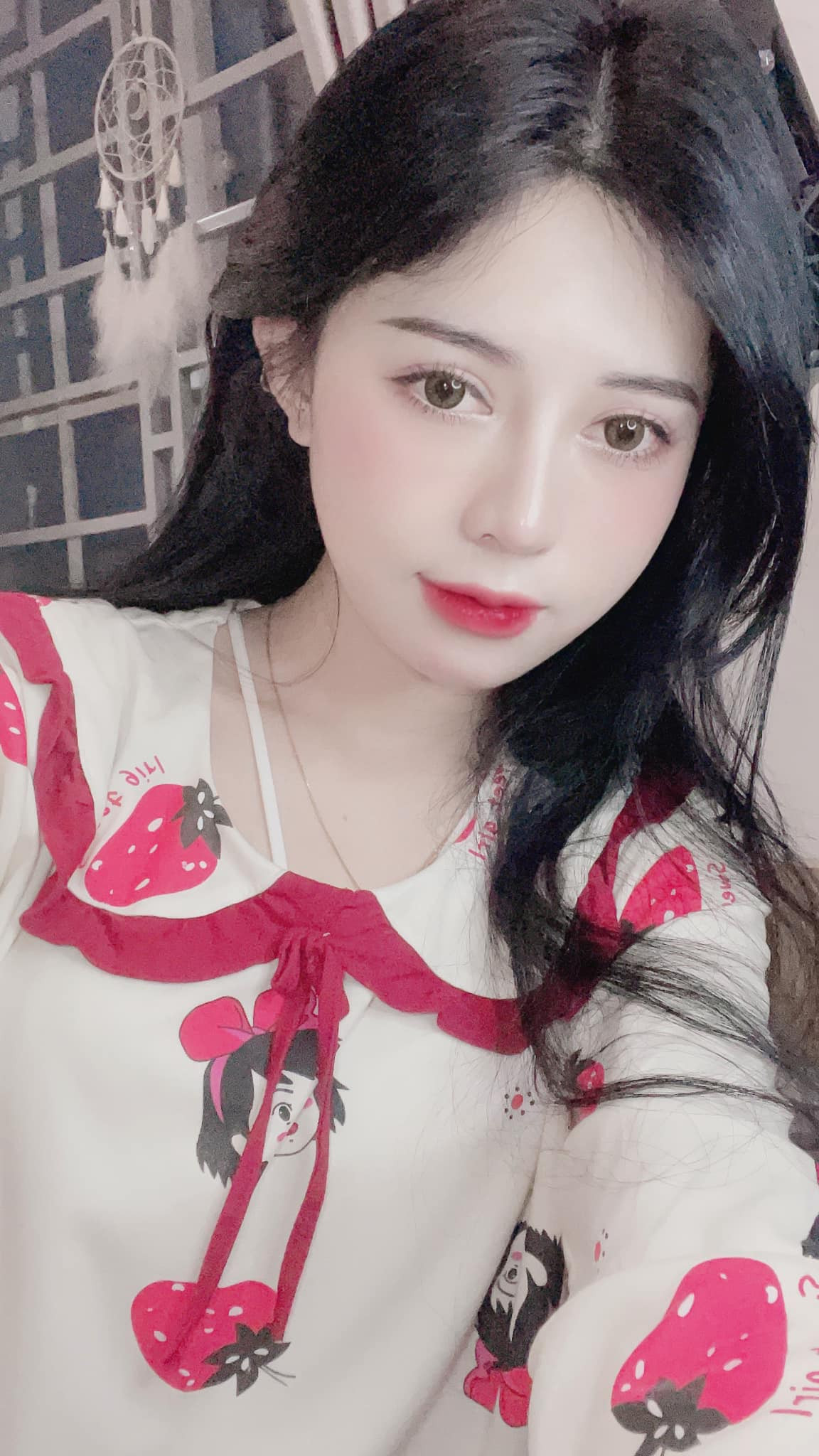 Sở hữu chiều cao 1m68 và số đo 3 vòng là 80-58-85 nên Hằng cũng trở thành gương mặt người mẫu ảnh được nhiều nhiếp ảnh gia và nhãn hàng yêu thích.