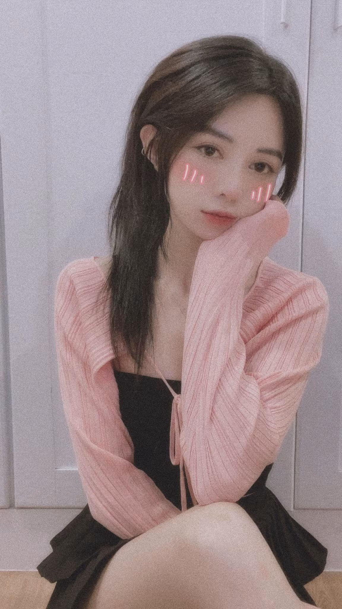 Mẫu bạn trai lý tưởng của Hằng cũng rất đơn giản, chỉ là người hơn tuổi, ít nói nhưng tình cảm.