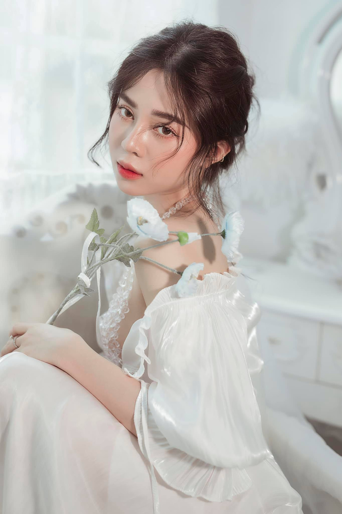 Hằng Kin không chọn theo đuổi phong cách quyến rũ nhưng nét đẹp của gái xinh này vẫn "đốn tim" bao người.