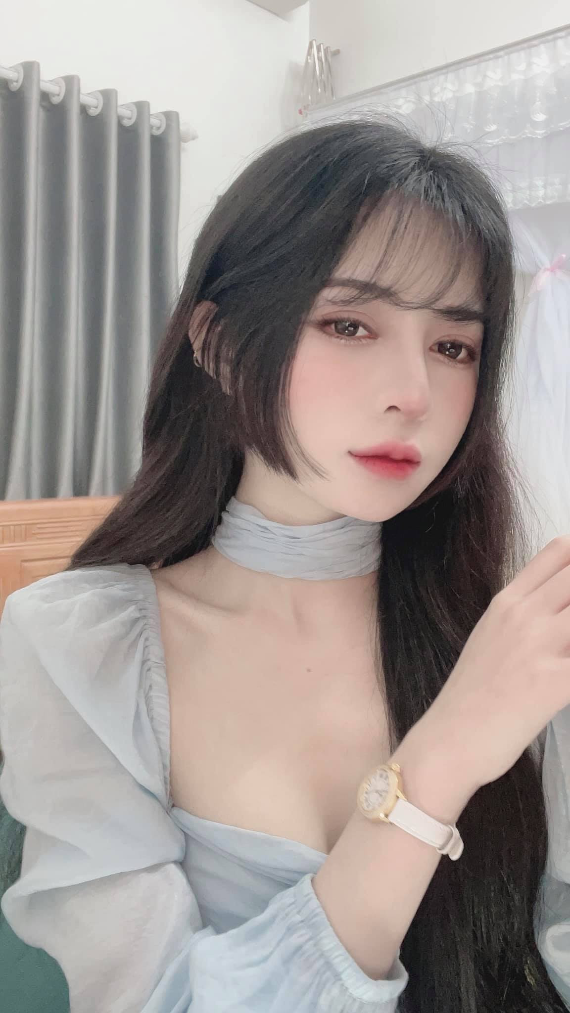 Phong cách thời trang cũng là điểm mạnh của người đẹp 22 tuổi này. Hằng thường thay đổi phong cách thời trang nhưng thiên hướng bánh bèo pha chút quyến rũ.