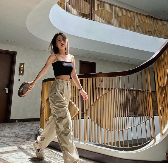 Như mọi thành viên của hội con nhà giàu khác, cuộc sống của Thảo Trinh luôn khiến người ta phải ngưỡng mộ khi ngập tràn trong đồ hiệu, xe sang, thậm chí là cả kim cương.