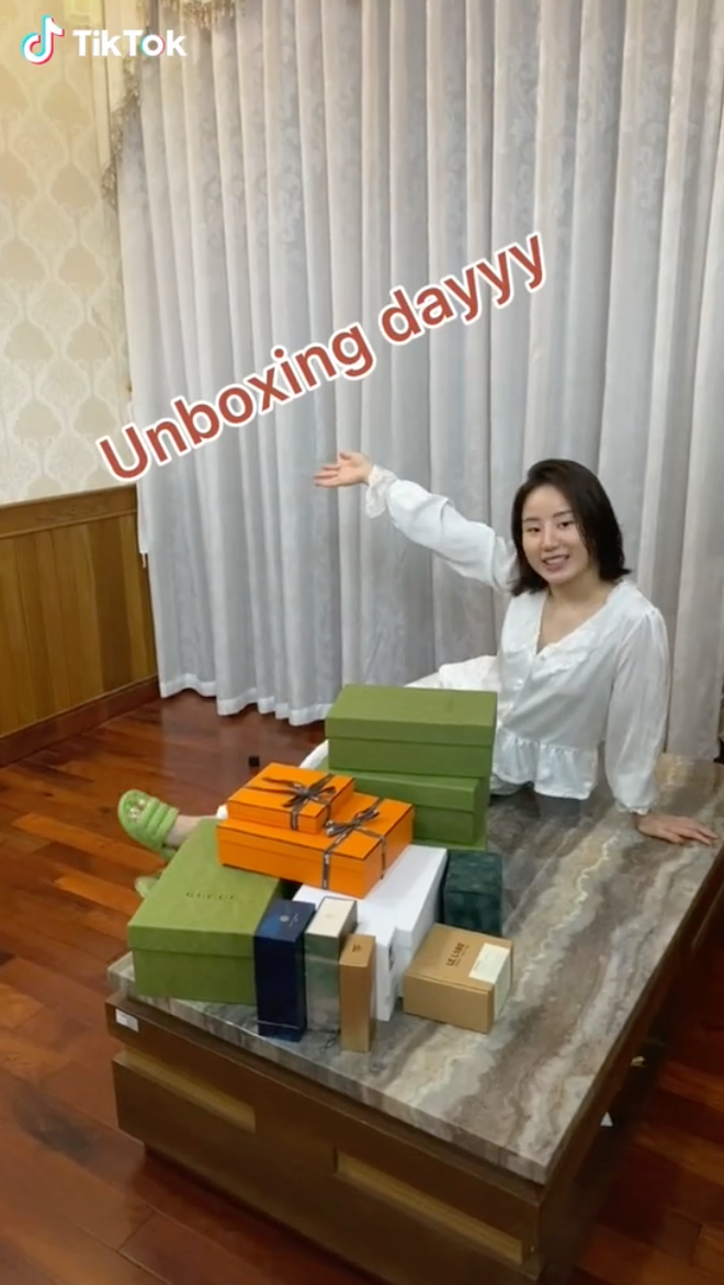 Xuất hiện trong clip unbox mới đây, Thảo Trinh chiếm spotlight với màn mua sắm đồ hiệu "sương sương" cũng phải cả chục món đồ.