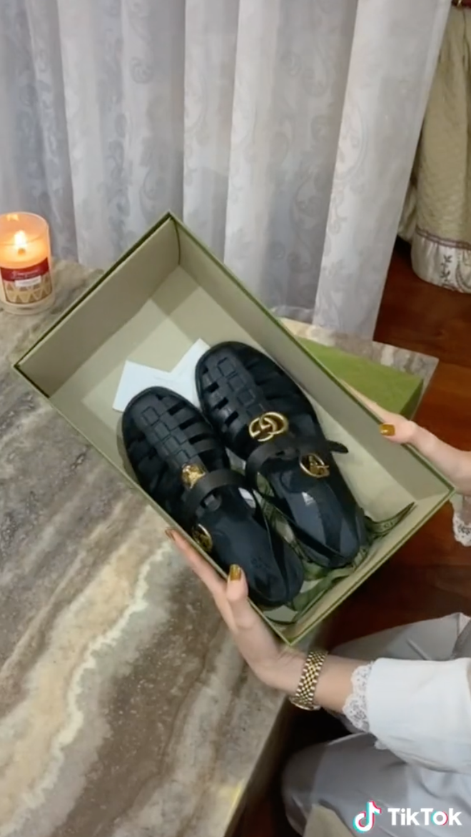 Điển hình phải kể đến 3 đôi giày Gucci có giá 870 đô/ đôi, 1 đôi dép Oran Hermes màu nâu có giá 630 đô (hơn 14 triệu) và món phụ kiện khác cùng hãng, ...