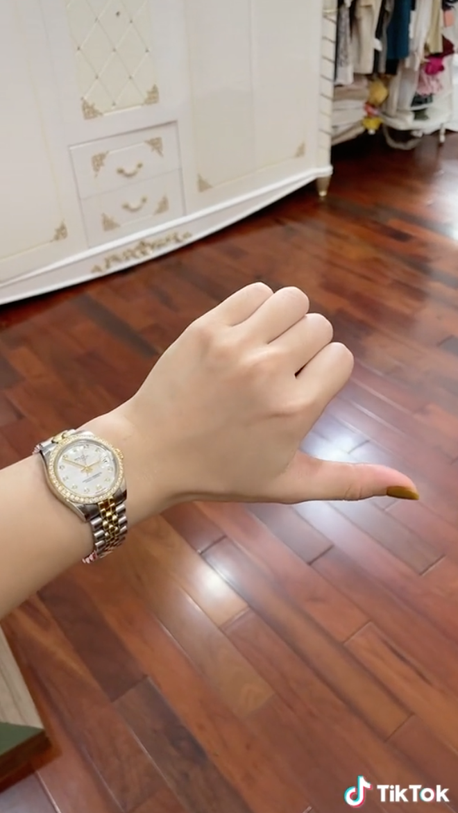 Đáng chú ý, trong chính video này, netizen còn soi được một món đắt gi là đồng hồ Rolex Lady-Datejust có giá thị trường từ 800 triệu đến hơn cả tỷ đồng.