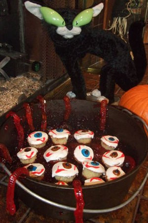 Món bánh hình con ngươi hết sức kinh dị. Dù là giả nhưng bạn có dám thử không?