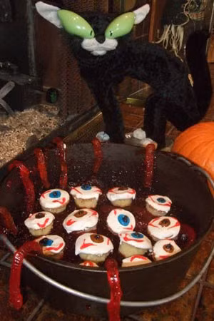 Món bánh hình con ngươi hết sức kinh dị. Dù là giả nhưng bạn có dám thử không?