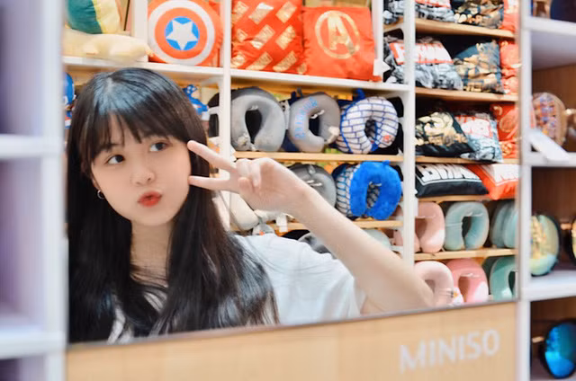 Ngoài ra, cô còn năng nổ trong các hoạt động ngoại khóa của trường, địa phương để rèn luyện bản thân và trau dồi thêm nhiều kỹ năng cần thiết.