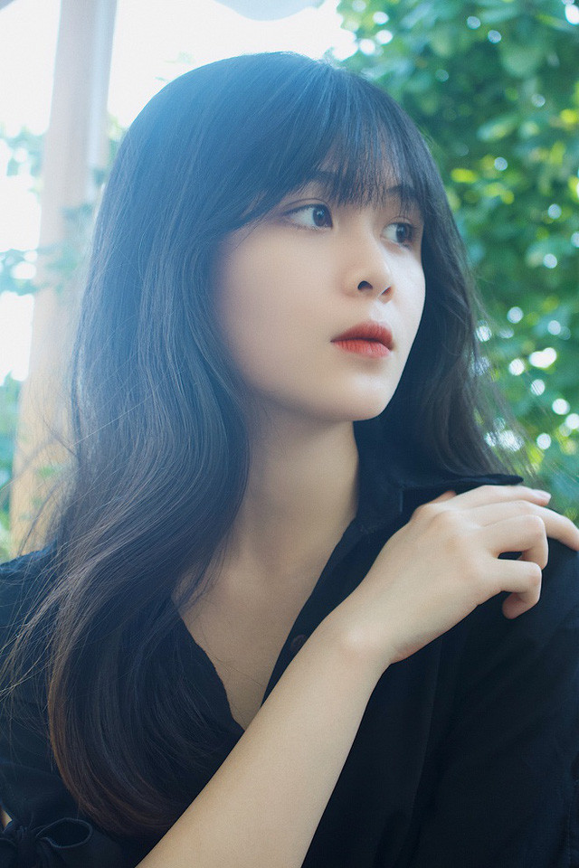 Không chỉ sở hữu nhan sắc xinh xắn, ngọt ngào, nữ sinh Luật cũng khiến nhiều người ngưỡng mộ bởi bảng thành tích học tập ấn tượng như đạt giải ba học sinh giỏi cấp tỉnh môn Giáo dục công dân năm lớp 10; Giải ba học sinh giỏi vượt cấp tỉnh môn Lịch sử năm lớp 11 (thi cùng khối lớp 12);...