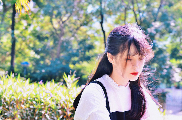 Nhan sắc "không phải dạng vừa" của nữ sinh ngành Luật luôn làm người đối diện mê mẩn, say đắm.