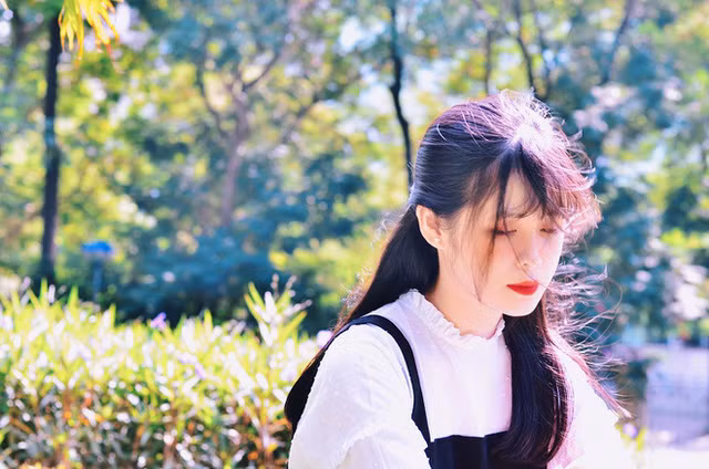 Nhan sắc "không phải dạng vừa" của nữ sinh ngành Luật luôn làm người đối diện mê mẩn, say đắm.