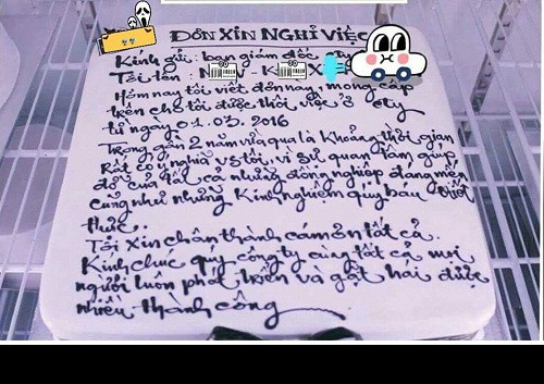 Trên chiếc bánh kem độc lạ này có đầy đủ mọi nội dung như một lá đơn nghỉ việc thông thường như tên công ty, tên người xin nghỉ việc, thời gian xin nghỉ...Ngoài ra, người này còn kịp chia sẻ 2 năm ý nghĩa làm việc tại công ty, gửi lời cảm ơn và chúc công ty thành công.