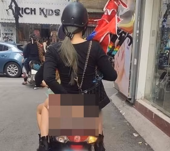 Đáng nhớ nhất có lẽ là hình ảnh cô gái ngồi sau xe máy ăn mặc hớ hênh, để lộ vòng 3 phản cảm trên phố Hà Nội khiến nhiều người đỏ mặt quay đi.