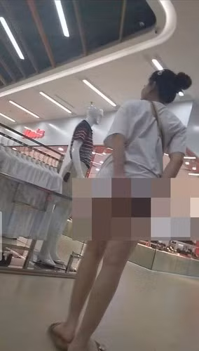 Chiếc váy siêu ngắn khiến khổ chủ cười trở nên kém duyên ở nơi công cộng. Ảnh: Tổng hợp