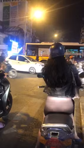 Dù khoác một chiếc áo da để giữ ấm nhưng cô gái lại diện cùng chiếc quần mỏng tang, lộ rõ nội y vòng 3 rồi vô tư chạy xe máy trên phố.