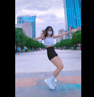 Trong đoạn video, cô gái đã nhảy một điệu để thể hiện sự thích thú của mình sau chuỗi ngày giãn cách. Tuy nhiên, điều khiến cộng đồng mạng tranh cãi lại chính là cách ăn mặc hở hang của cô trên phố.