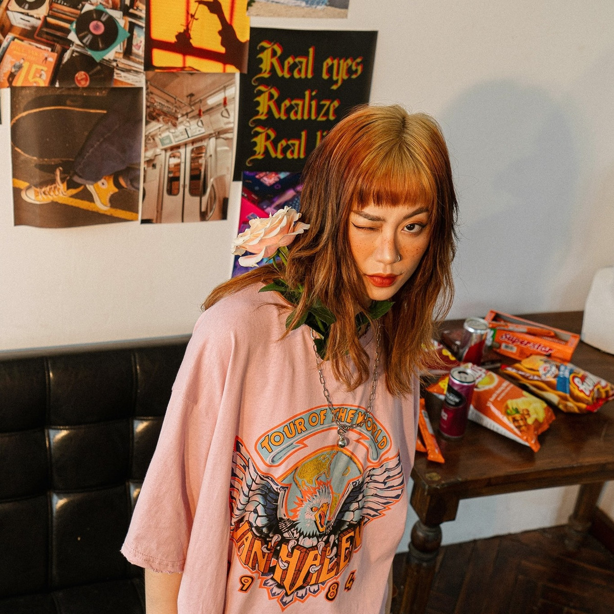 Không chỉ gây chú ý bằng những sản phẩm âm nhạc, Mai Âm Nhạc còn được mọi người yêu quý bởi những status "lầy lội" trên trang cá nhân.