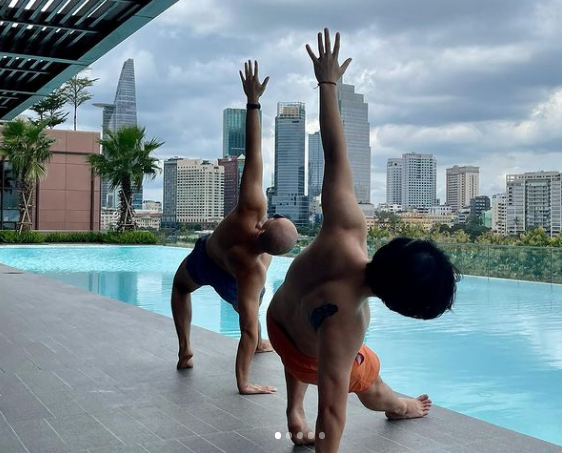 Mới đây đại thiếu gia đăng ảnh khởi động buổi sáng bằng vài vòng bơi lội cùng với ai đó gây chú ý. Thân hình cơ bắp, múi nào ra múi nấy vô cùng xịn xò của Hoàng Việt là điểm nhanh chóng lọt vào mắt của cư dân mạng.