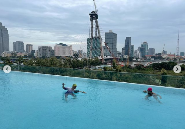 Bên cạnh body lấp ló của đại thiếu gia, điều khiến nhiều người chú ý hơn là view nhìn ra sông Sài Gòn cực kỳ xịn xò của gia đình anh chàng này.