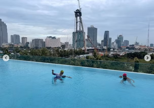 Bên cạnh body lấp ló của đại thiếu gia, điều khiến nhiều người chú ý hơn là view nhìn ra sông Sài Gòn cực kỳ xịn xò của gia đình anh chàng này.