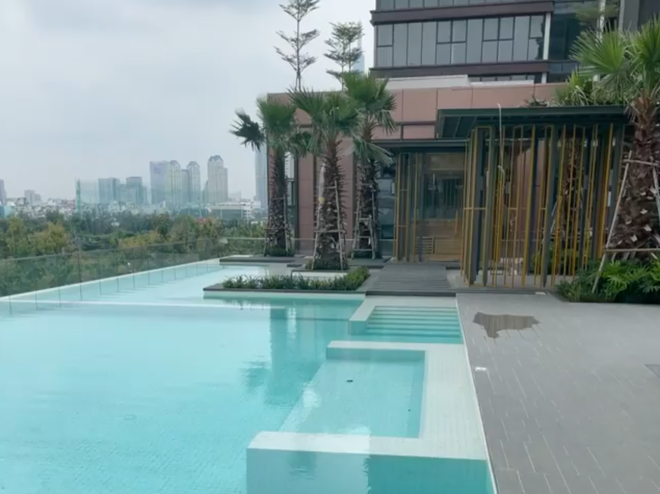 Được biết, thiếu gia Hoàng Việt đang check-in tại một trong những dự án khu căn hộ hạng sang toạ lạc ngay Quận 2 (TP HCM) do tập đoàn gia đình làm chủ đầu tư.