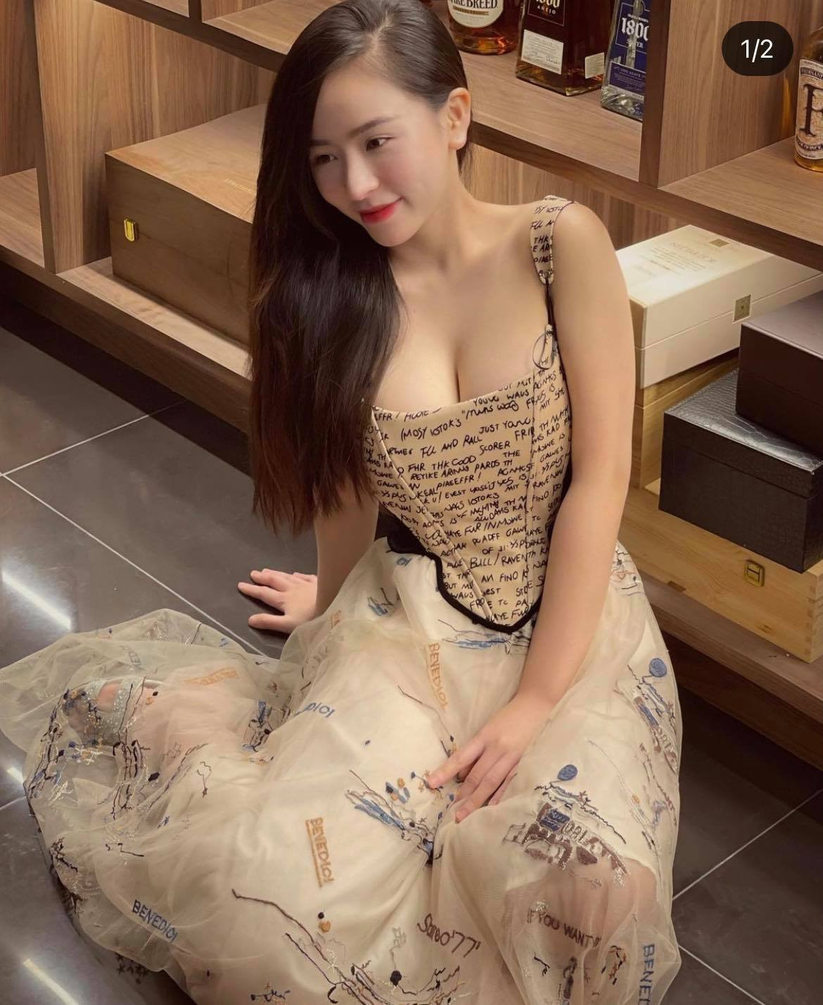 Không chỉ thế, cô còn có thú chơi hàng hiệu xa xỉ, khi sở hữu nhiều chiếc túi Hermès có giá đắt đỏ.